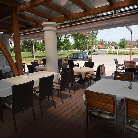 Bed and Breakfast Piroska Csárda és Panzió Siófok Esterno foto