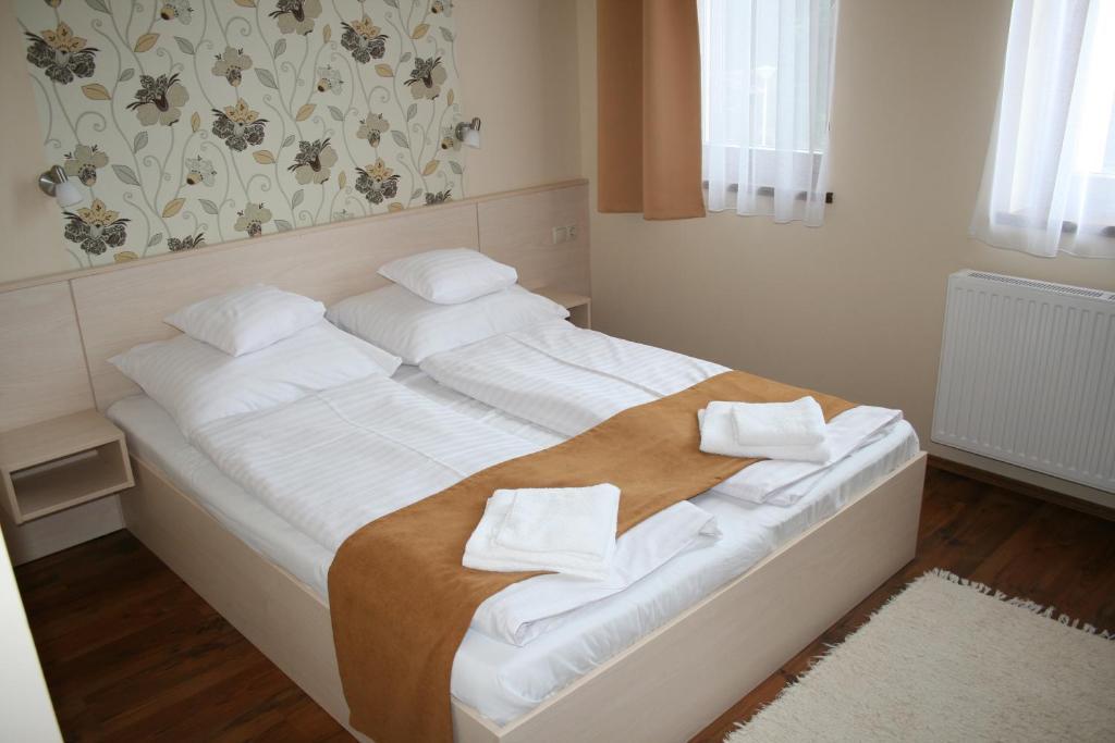 Bed and Breakfast Piroska Csárda és Panzió Siófok Esterno foto