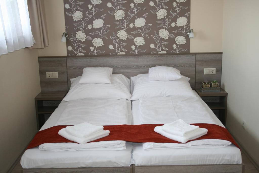 Bed and Breakfast Piroska Csárda és Panzió Siófok Esterno foto